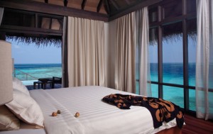 maldive_coco-bodu-hithi_water_villa_bedroom